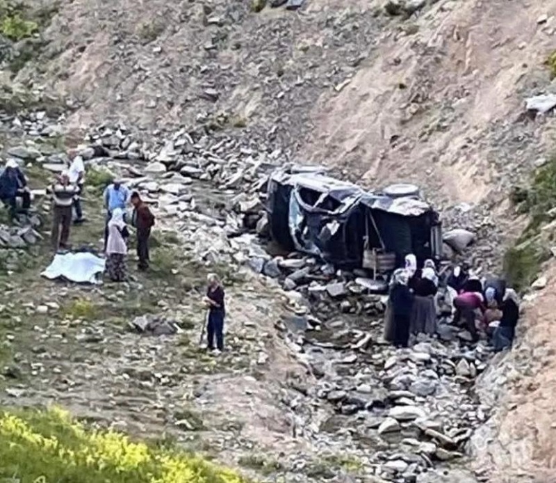 Kamyonet şarampole devrildi: 1 ölü, 5 yaralı