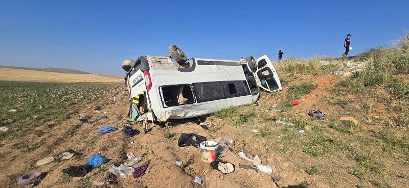 Tarım işçilerini taşıyan minibüs devrildi