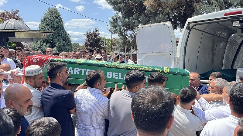 Husumetli olduğu yeğenlerine kurşun yağdırdı