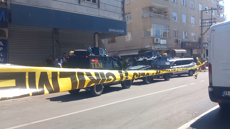 Aile içi şiddet ihbarına giden polislere ateş açıldı