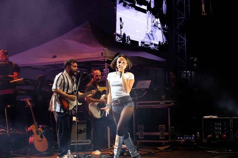 Zeynep Bastık şenlikte sahne aldı