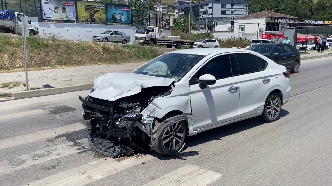 Polis otosuyla otomobil çarpıştı
