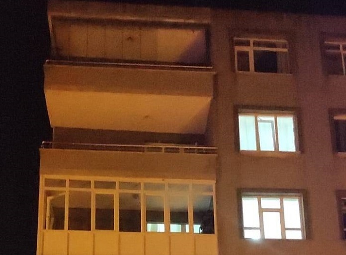 5’inci kattaki evinin balkonundan düştü