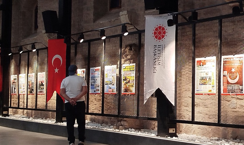 Gazete manşetleri sergilendi