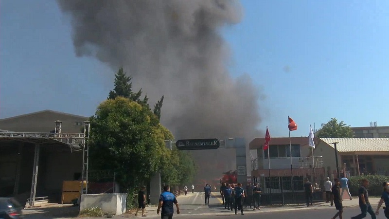 3 katlı fabrikada yangın