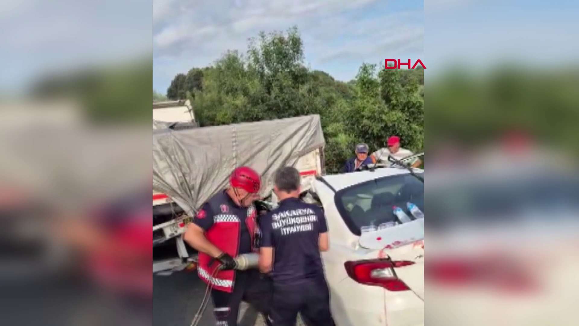 Otomobil, TIR'ın altına girdi: 1 ölü, 1 yaralı