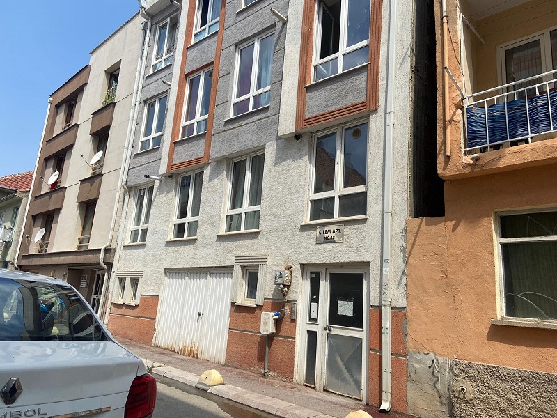 Tartıştığı sevgilisini boğazını keserek öldürdü