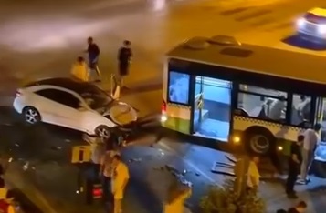 Otomobil ile halk otobüsü çarpıştı: 7 Yaralı
