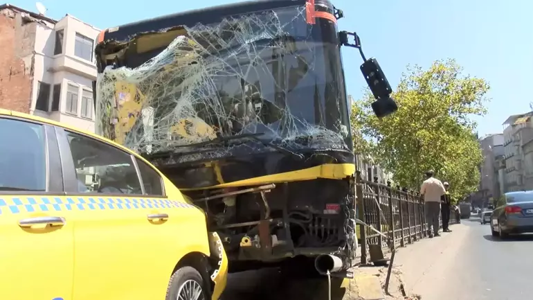 İETT otobüsü 10 araca çarptı: 6 yaralı