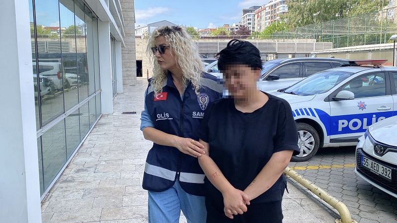 Annesini 11 yerinden bıçakla yaraladı