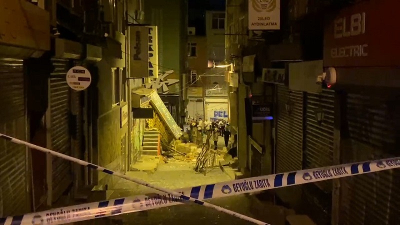 Beyoğlu'nda 3 katlı binada patlama