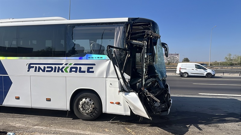 Yolcu otobüsü kamyona arkadan çarptı