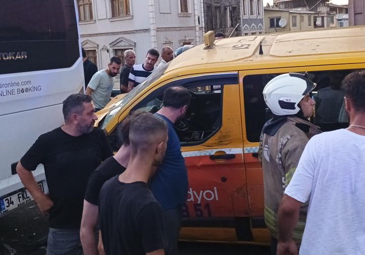 Dolmuş otobüse arkadan çarptı: 5 yaralı