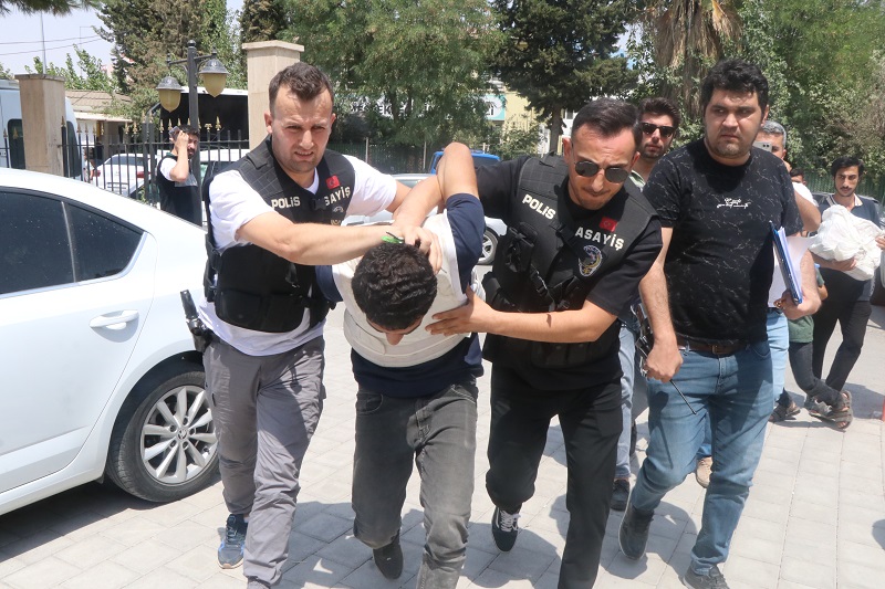 Doktor ile güvenlik görevlisini bıçakladı