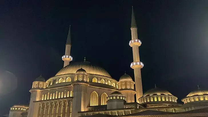 Camilerden dualar semaya yükseldi