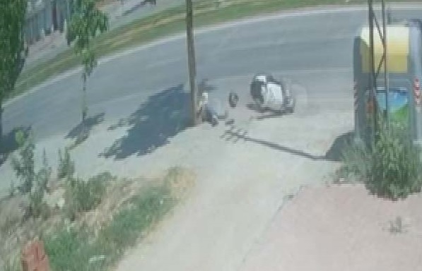Devrilen motosiklet ağaca çarptı