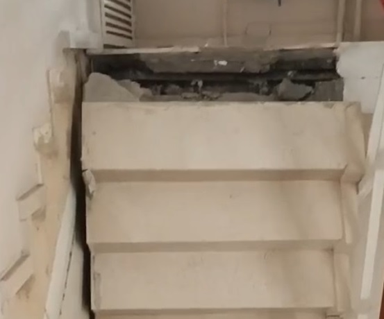 Apartman merdivenleri çöktü