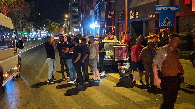 Sürücüsü kaçan otomobil 4 araca çarptı