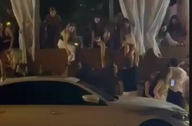 Çeşme'de eğlence mekanında silahlar konuştu