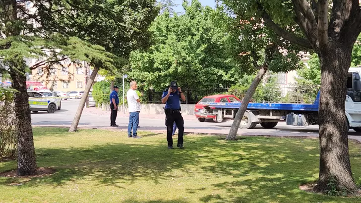 Ehliyetsiz sürücü kaçarken polisi yaraladı