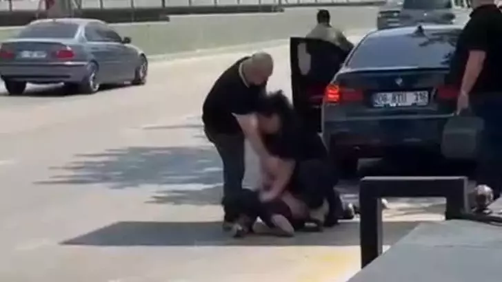 Yol ortasında kocasını dövdü