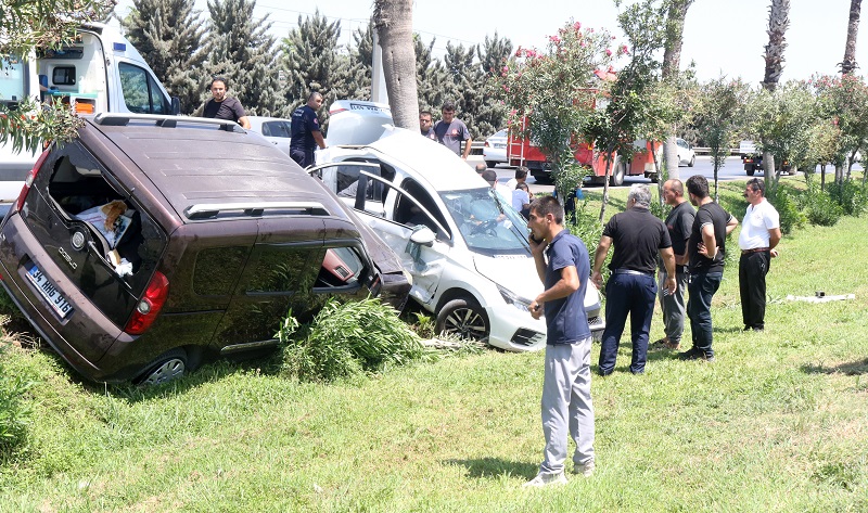 Hafif ticari aracıyla 4 araca çarptı