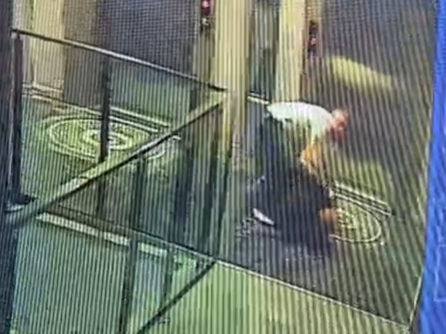 Resepsiyon görevlisini tekme tokat dövdü