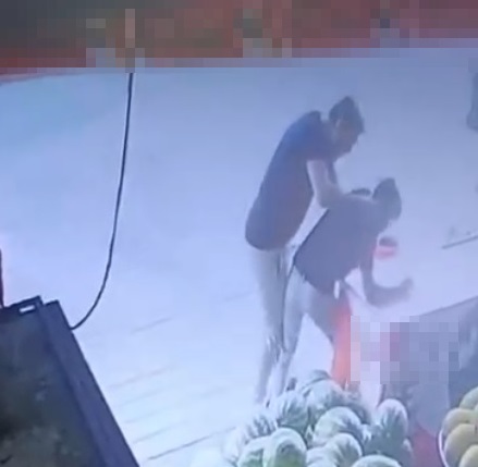 Bekçi market çırağını darbetti