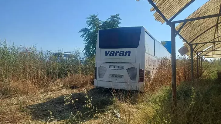 Yolcu otobüsü fabrikanın bahçesine girdi