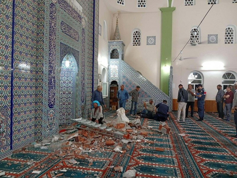 Sıva ve tuğla parçaları cemaatin üzerine düştü