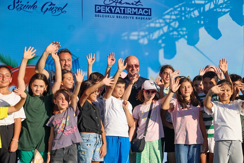 Uçurtma şenliği renkli görüntülere sahne oldu