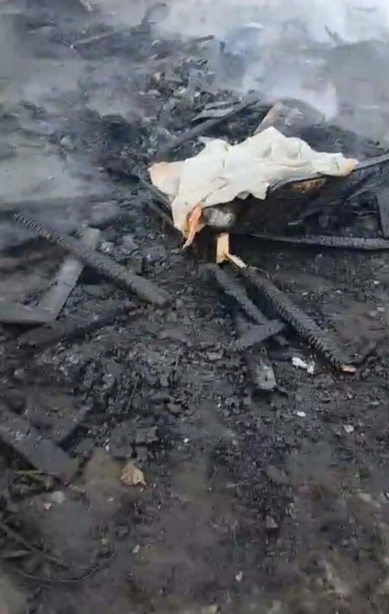 Felçli adam yangında can verdi