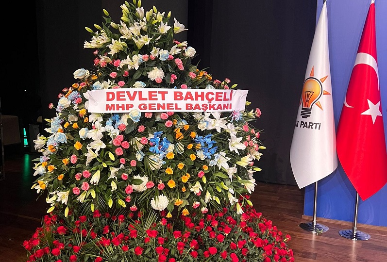 Bahçeli'den AK Parti'ye özel çiçek