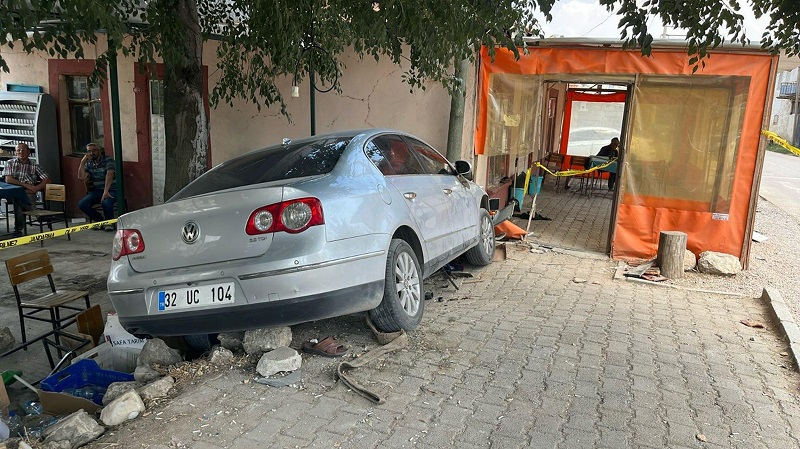 Otomobil kahvehaneye girdi