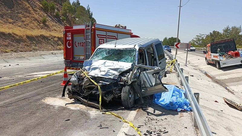 Minibüs ile hafif ticari araç çarpıştı