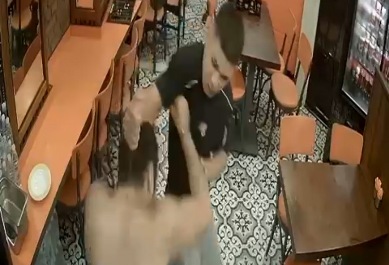 Ensesine saplanan bıçakla hastaneye götürüldü