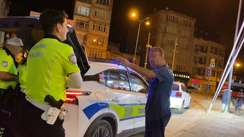Otomobilini yol ortasına park edip çorba içmeye gitti