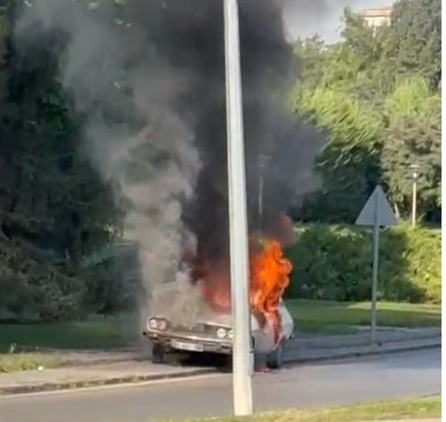 TBMM önünde otomobilini yaktı