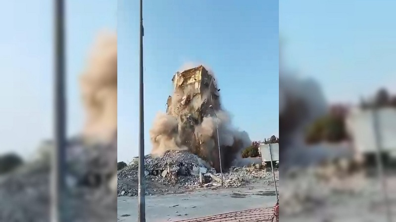 Hasarlı bina yıkılırken çöktü