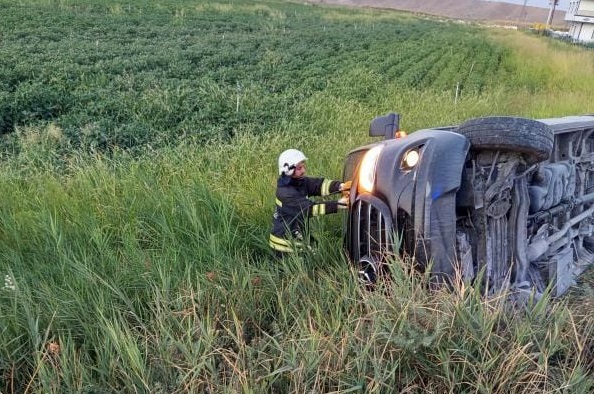 Diyarbakır'da tur minibüsü devrildi