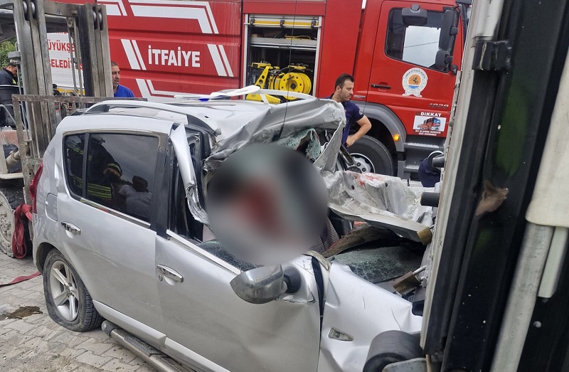 Otomobil park halindeki TIR'a arkadan çarptı
