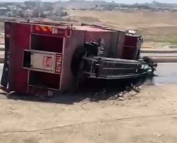 Yangına giden itfaiye aracı devrildi