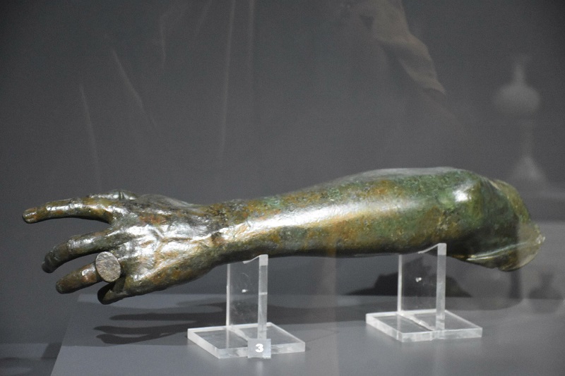2 bin yıllık bronz kol parçası sergide