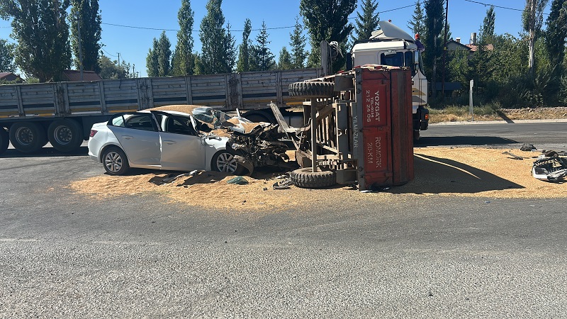 Buğday yüklü traktör otomobille çarpıştı