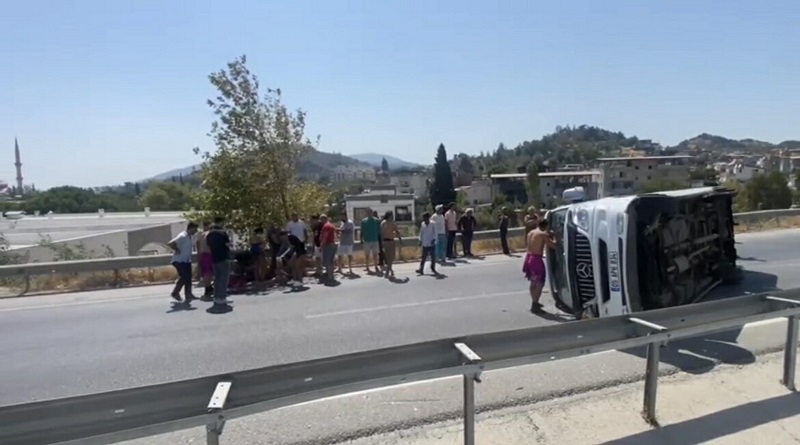 Aydın'da turistleri taşıyan minibüs devrildi