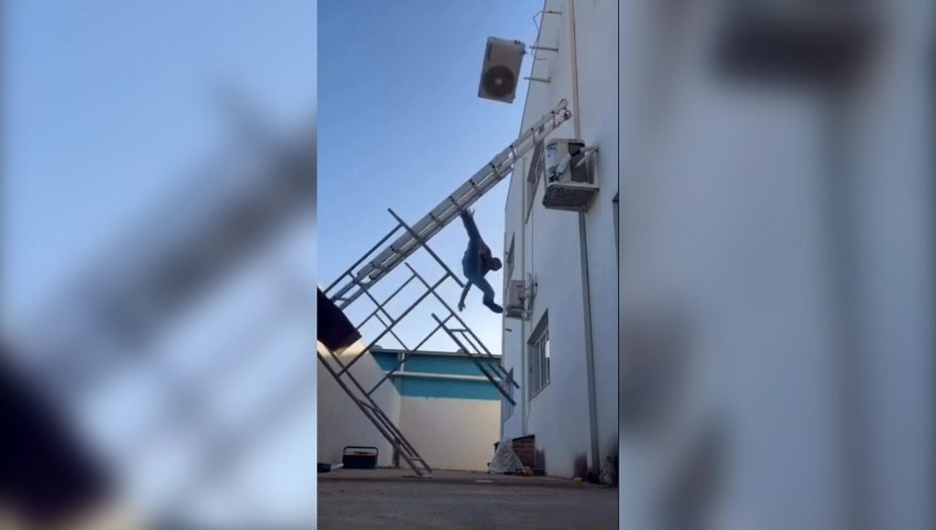 Merdivenden düşen ustanın üzerine klima devrildi