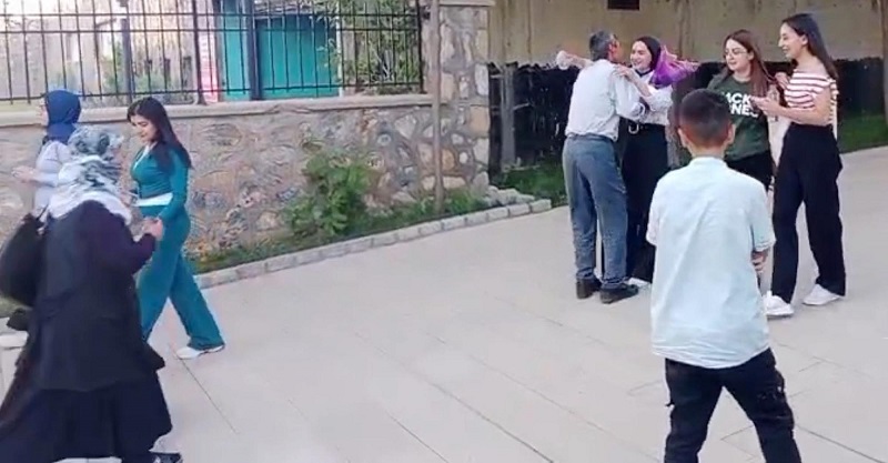 Babası çiçeklerle karşılamıştı