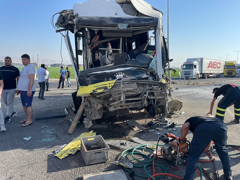 Özel halk otobüsü ile TIR çarpıştı