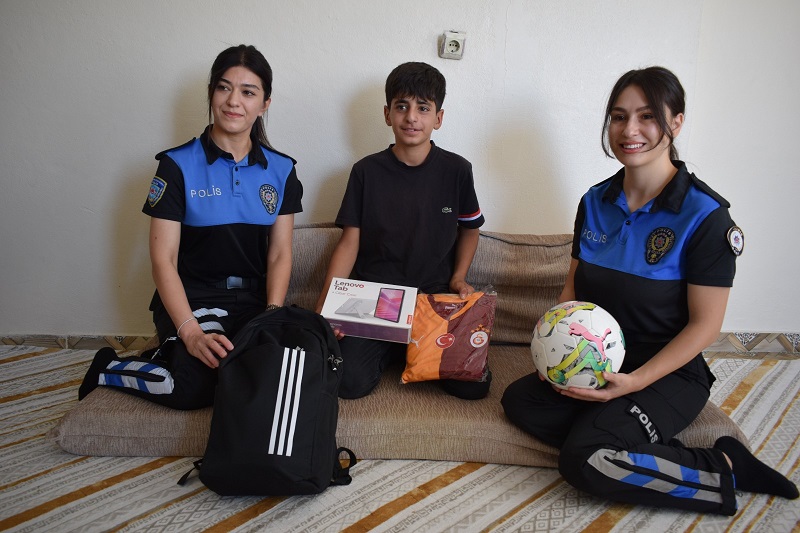 Altın dolu çantayı polise teslim etti