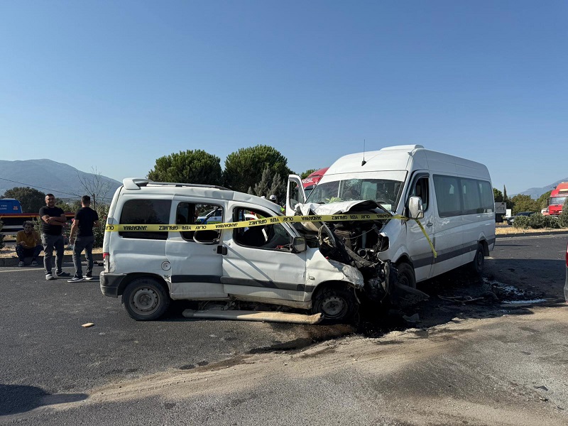 İşçi servis minibüsü ile hafif ticari araç çarpıştı